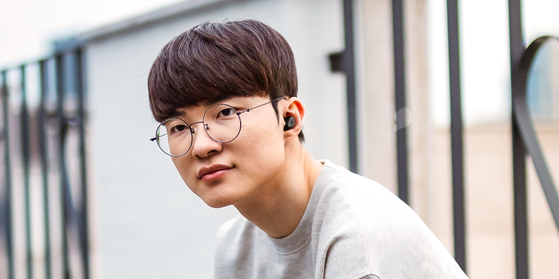 arctis_gamebuds_black_pdp_img_buy_02.png__1920x1080_crop-fit_optimize_subsampling-2-3677.png