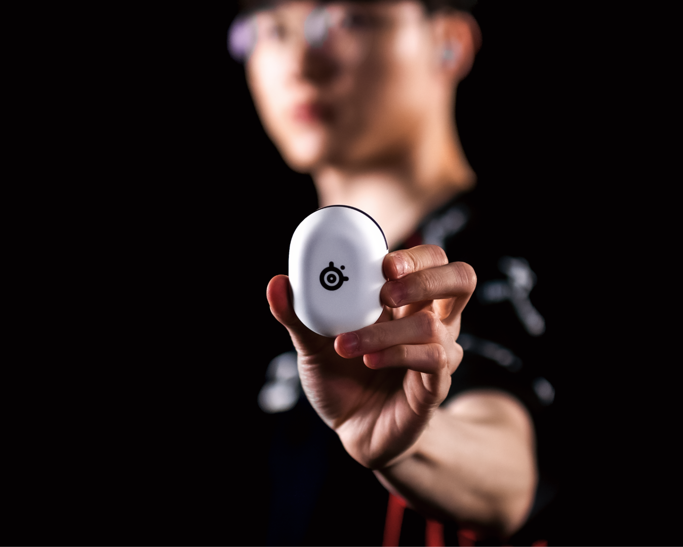 arctis_gamebuds_black_pdp_img_buy_04.png__1920x1080_crop-fit_optimize_subsampling-2-3679.png